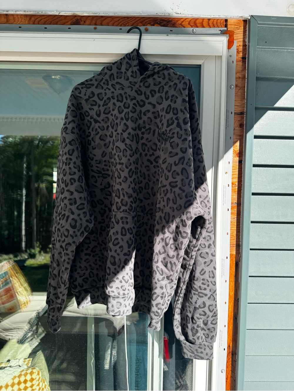 Comfrt SET Women's Gray Leopard Print Hoodie and Bottoms